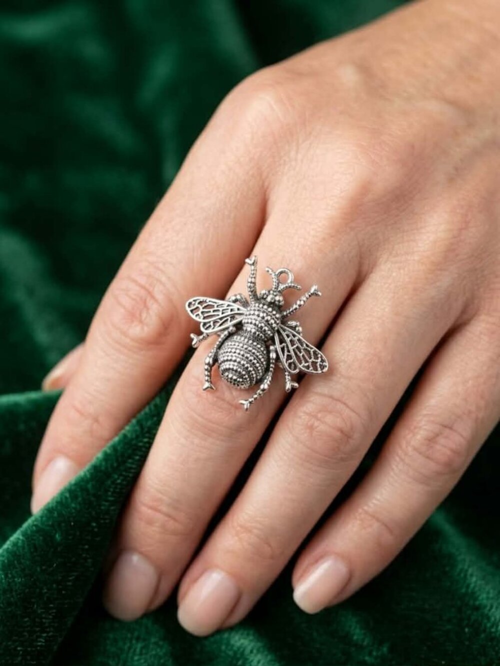 Beauty  ring  bee silver tone